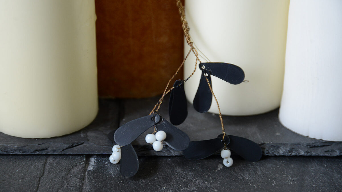 metal mistletoe decoration 1