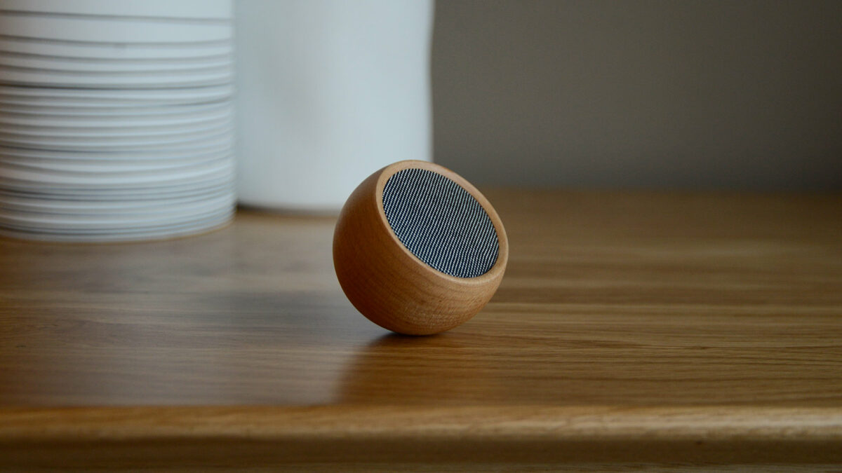 mini slefie speaker maple side view