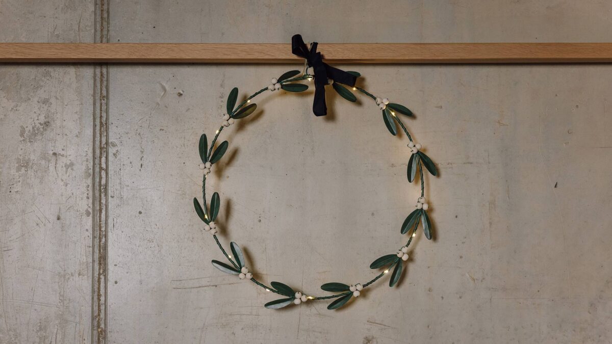 mistletoe illuminated wreath