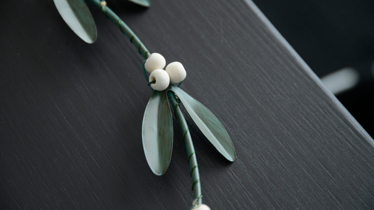 mistletoe wreath detail