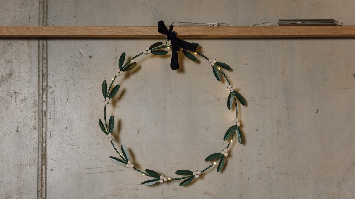 mistletoe wreath with battery pack