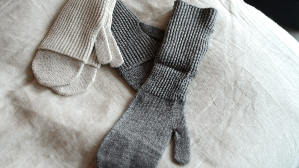 mitts in ecru or grey