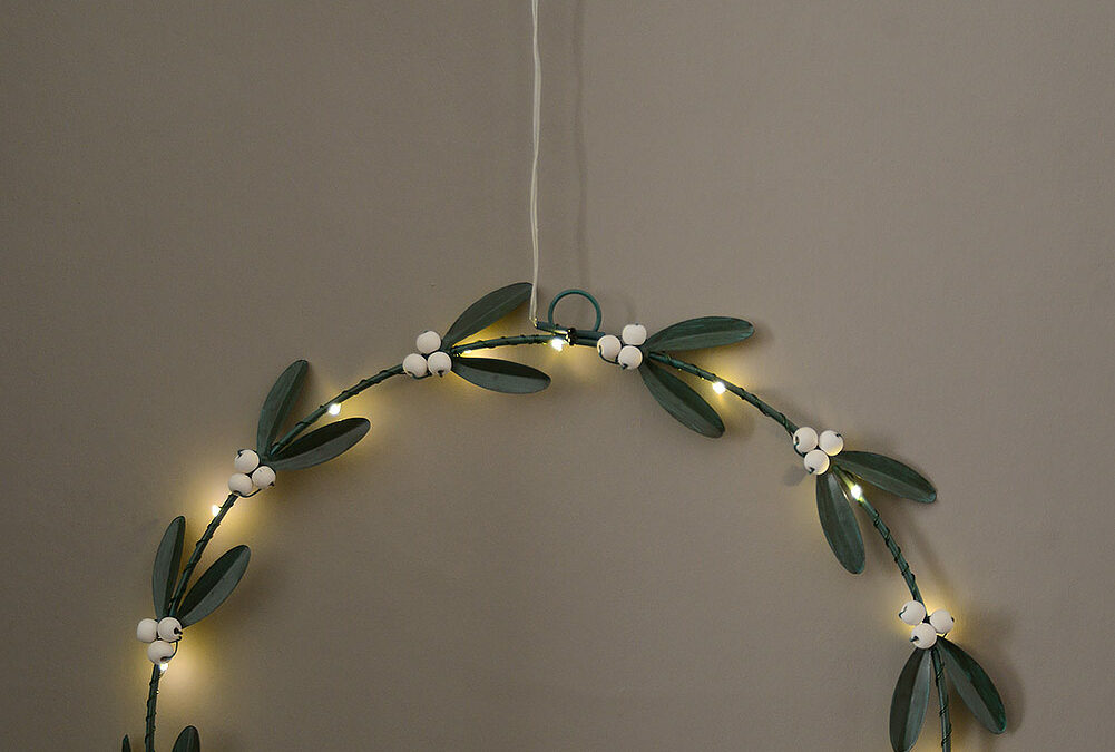 modern light up mistletoe wreath