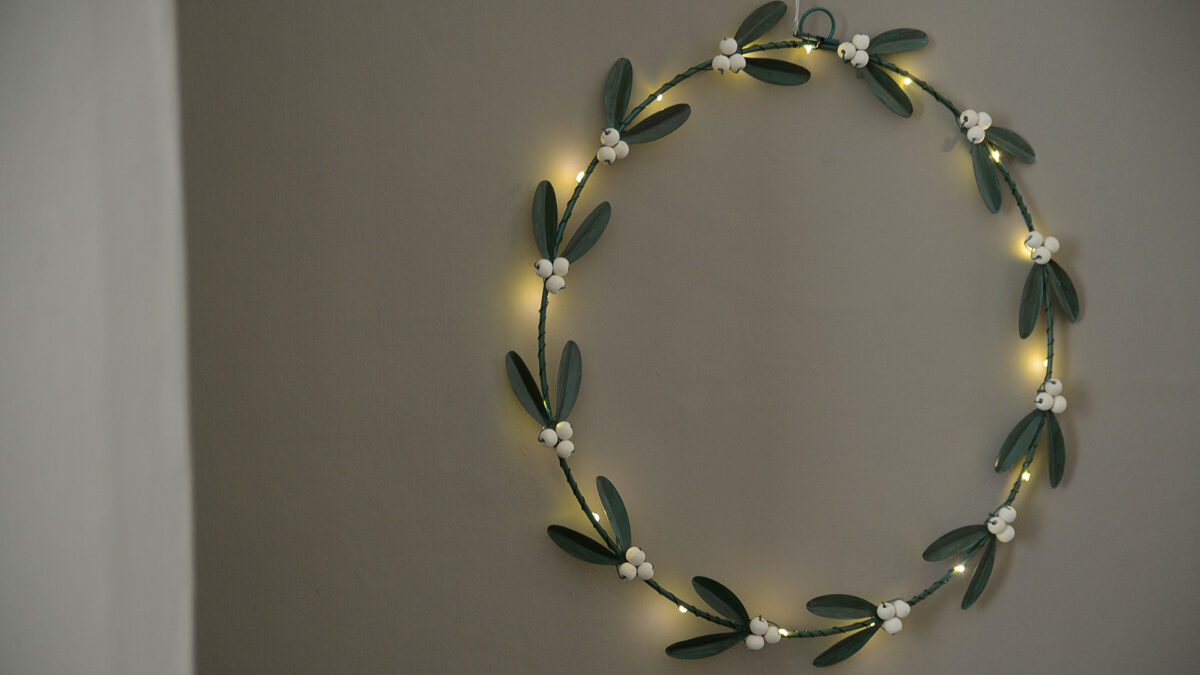 modern mistletoe wreath
