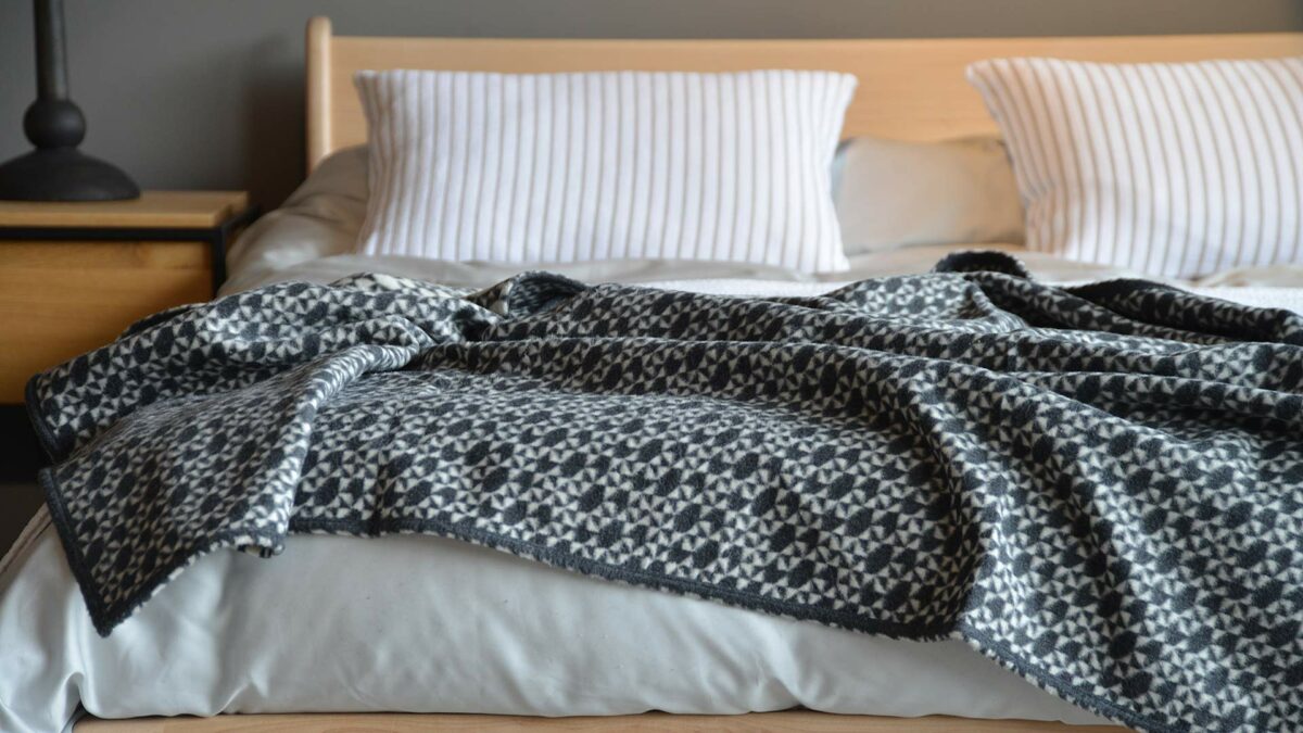 monchrome geometric pattern thriw