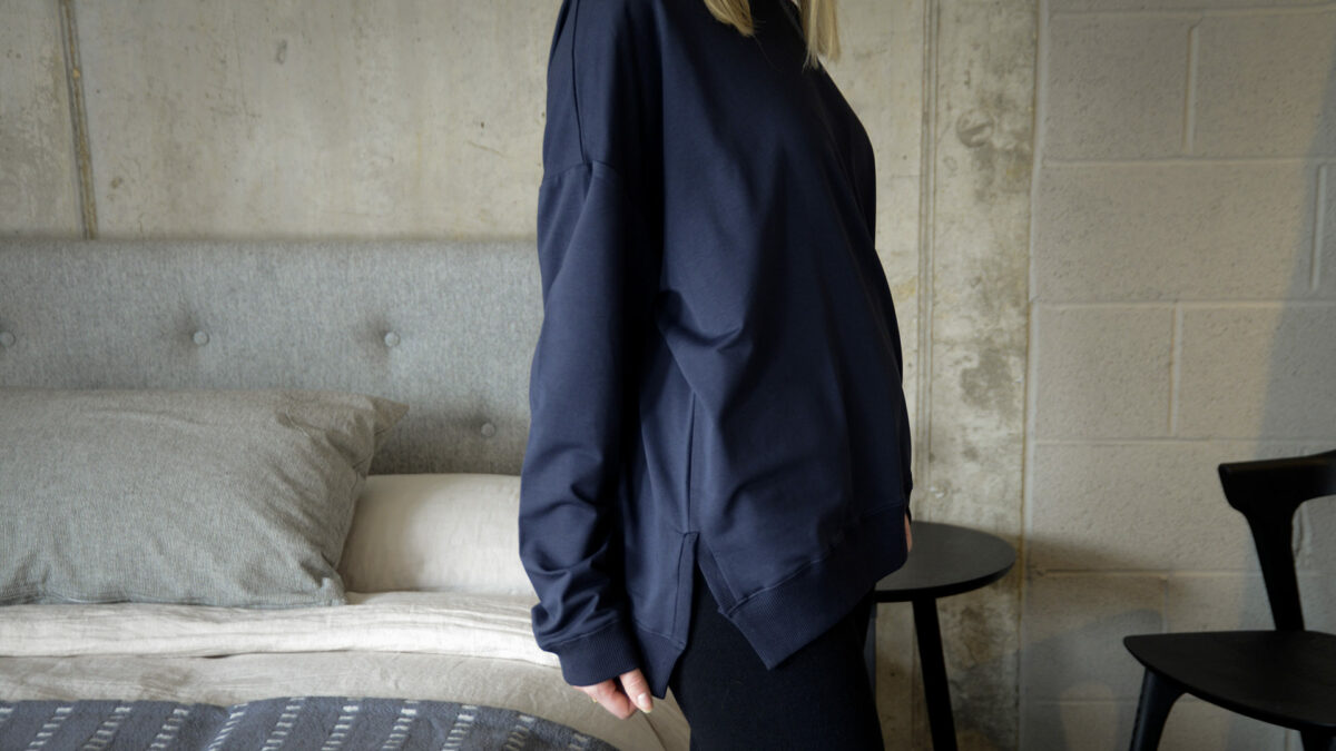 loose fit long sleeve sweatshirt in navy