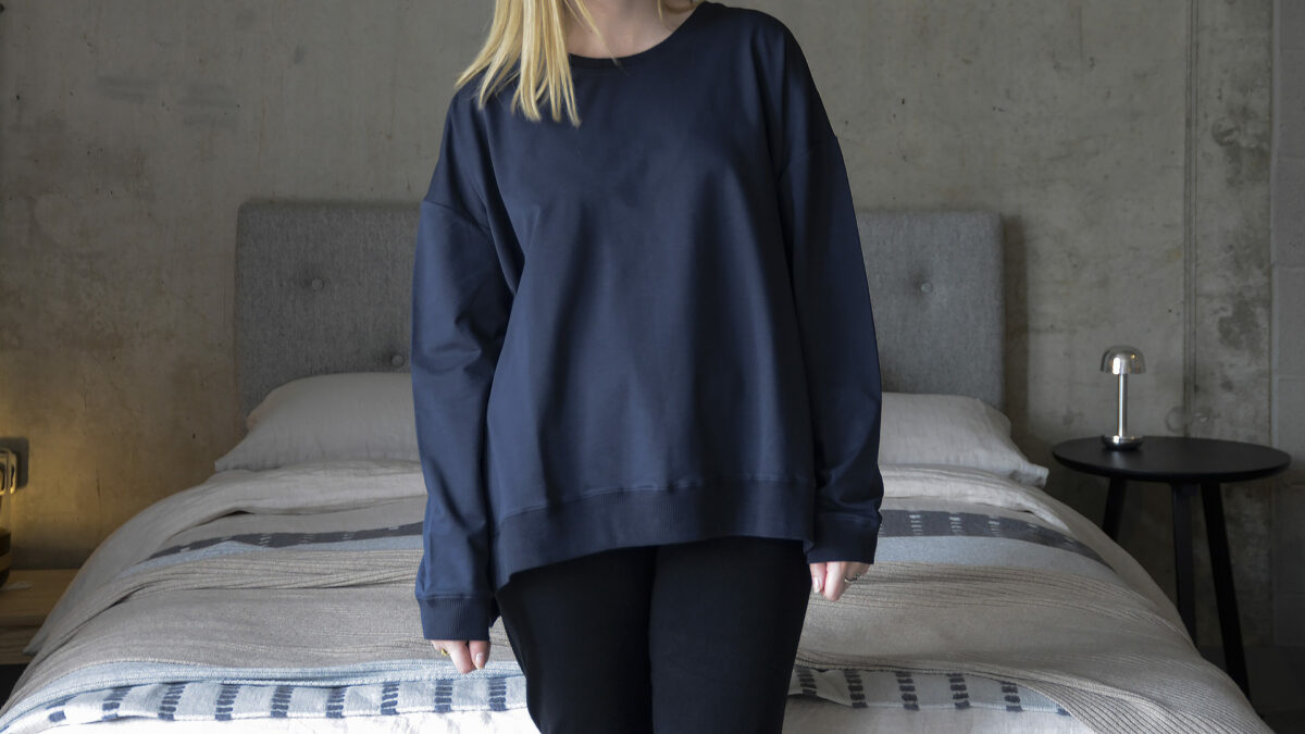 loose fit long sleeve sweatshirt in navy