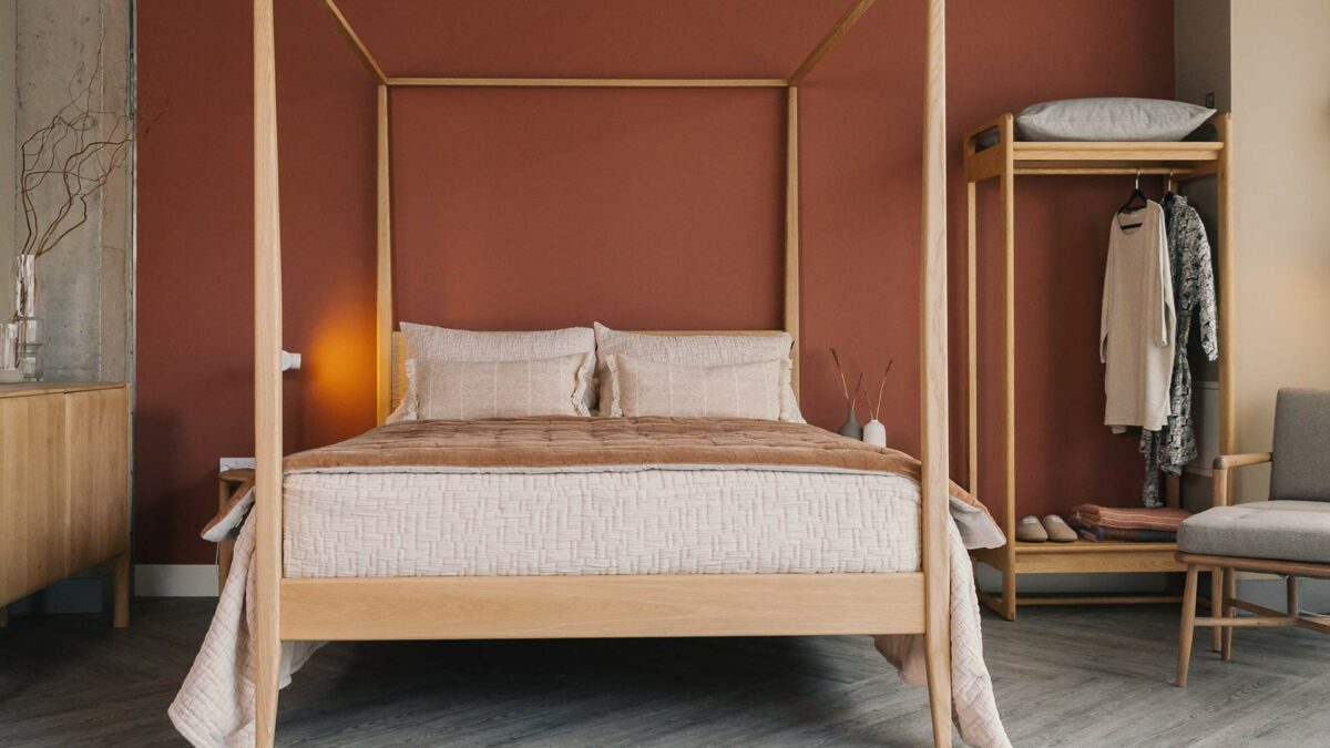 oak 4 poster canterbury with blush bedding 1400