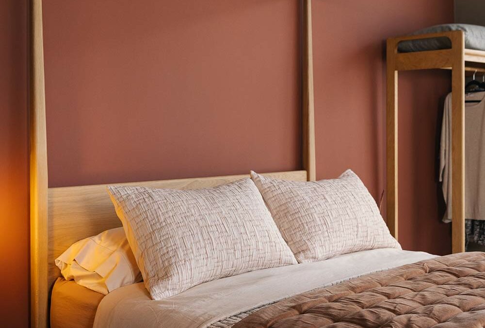 oak 4 poster with blush bedding portrait