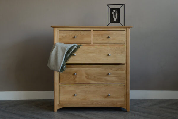 classic oak bedroom storage chest with 2 small and 3 larger drawers