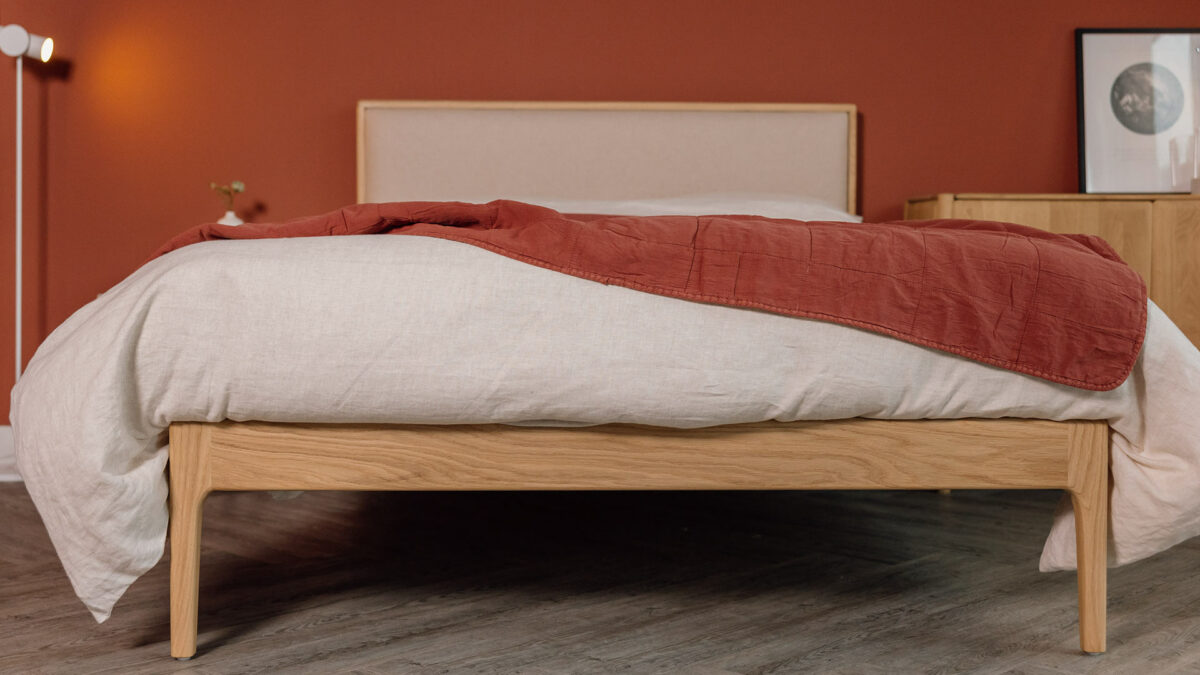 oak Carlisle bed detail