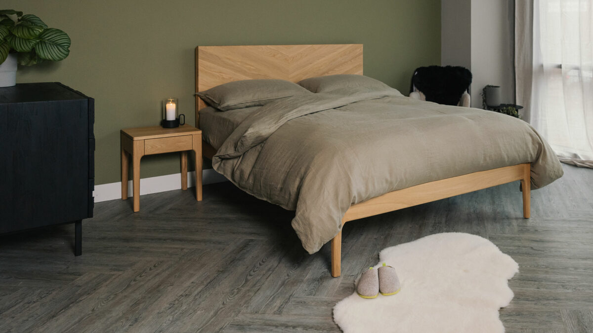 oak Highbury bed with linen bedding