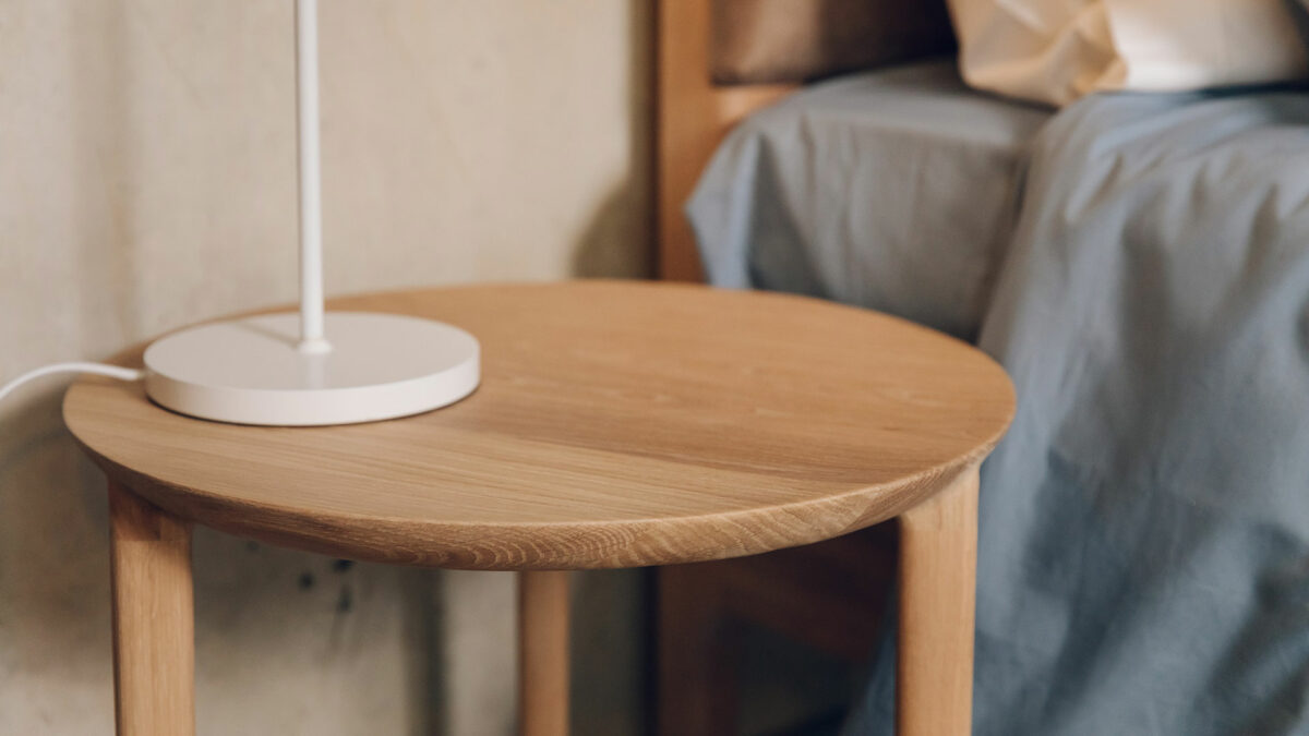 a clsoe look at the circular top of the oak Bok side table