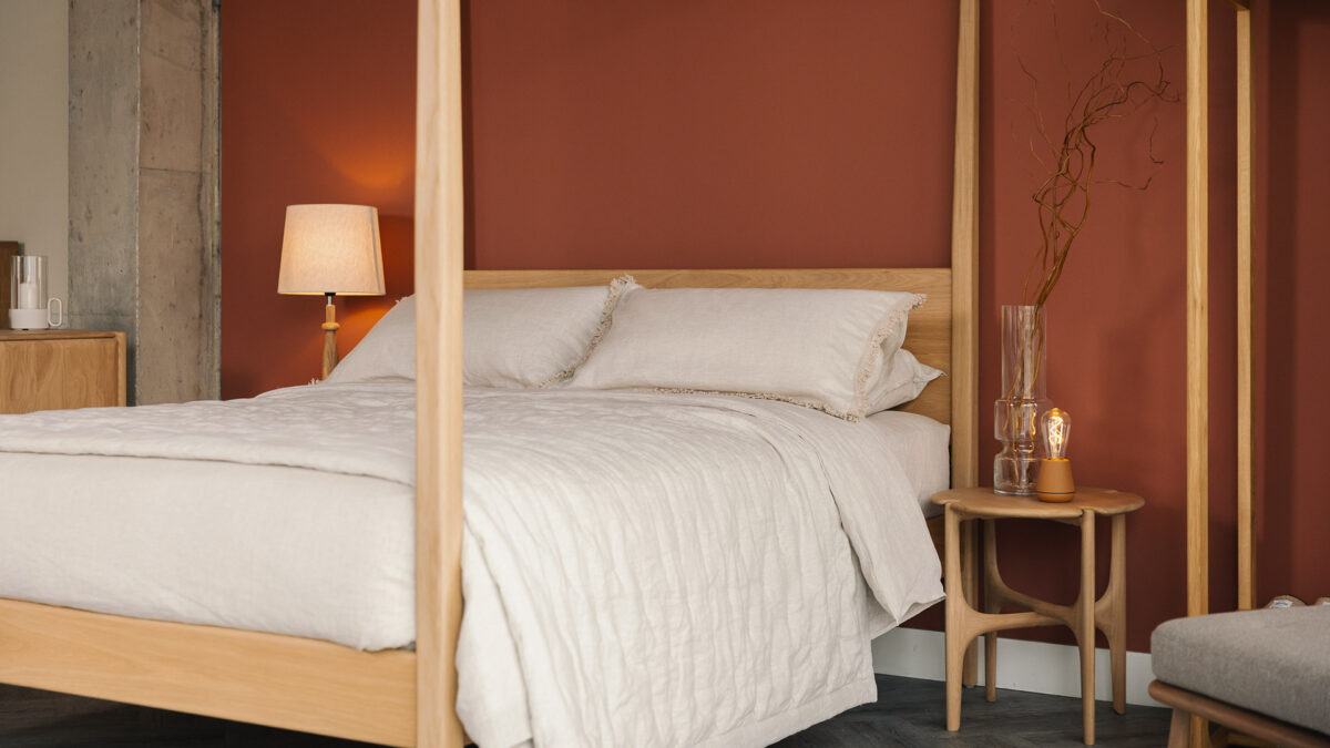 oak canterbury bed with pi side table