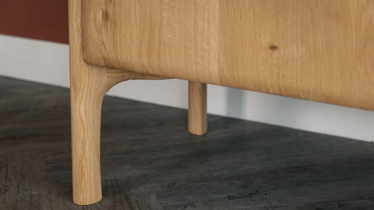 oak side board leg detail