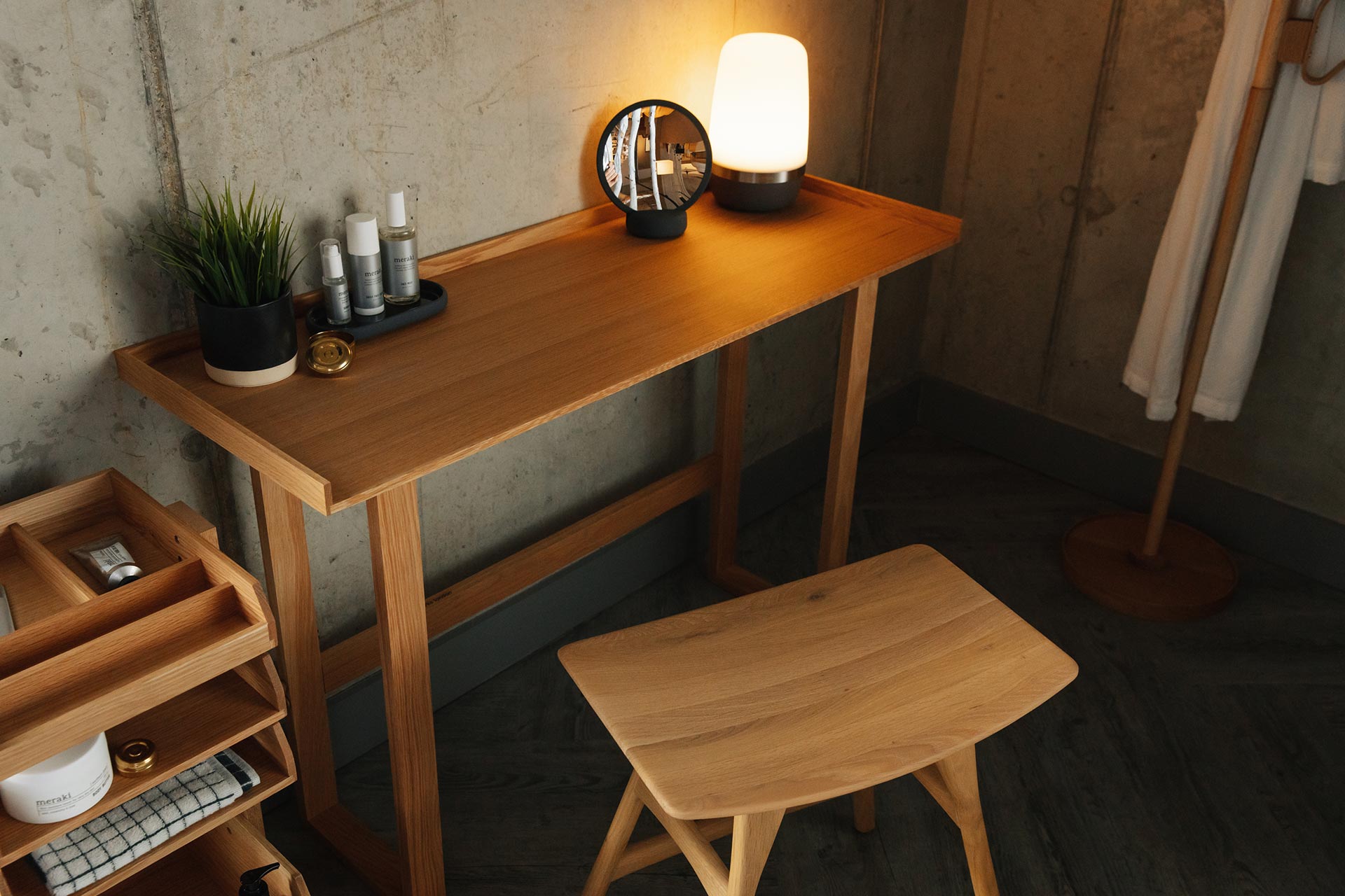 Thin shop lamp table