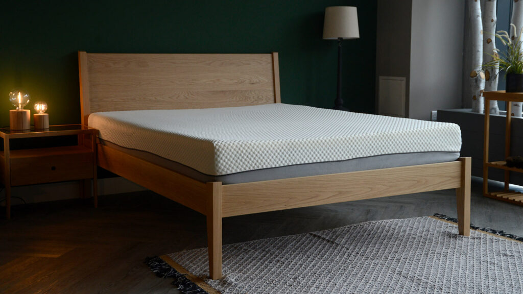 Classic solid oak Zanskar bed in solid oak with memory foam mattress.