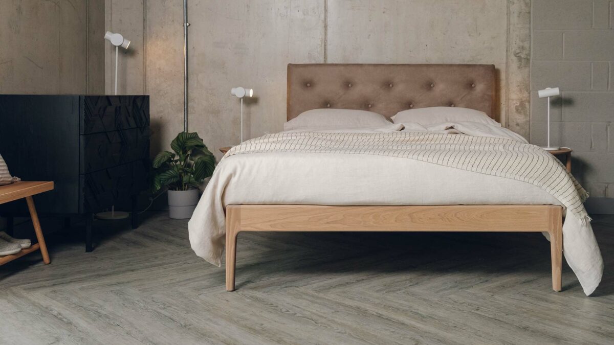 oiled oak bloomsbury with striped ivory throw