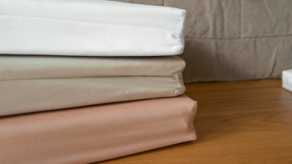 natural organic cotton bedding 300 thread count a stack showing the 3 colour options