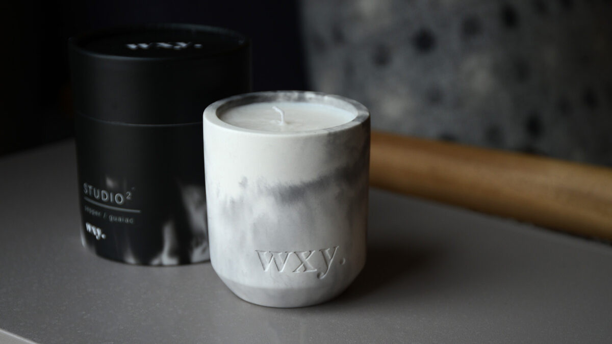 Woody pepper scented candle in marbled look concrete pot with gift box