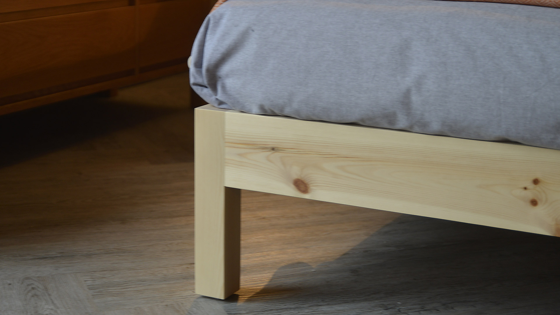 The sahara-nevada mix wooden bed leg in Pine wood