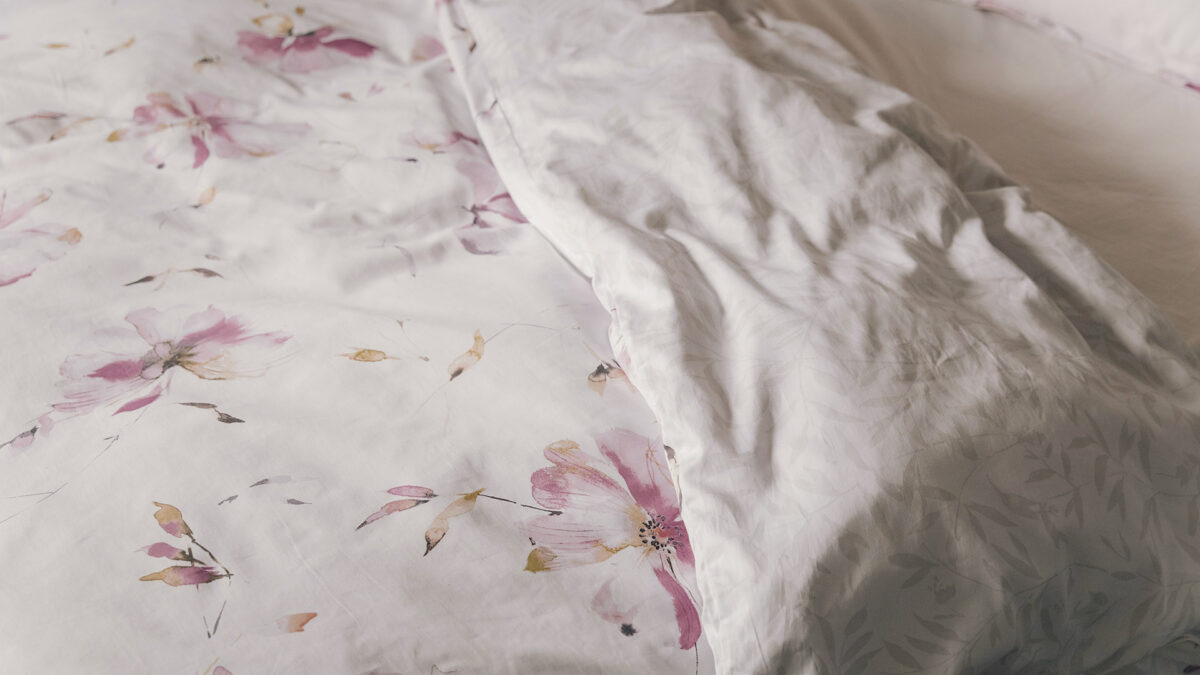 soft pink reversible floral print duvet set a close up showing both sides