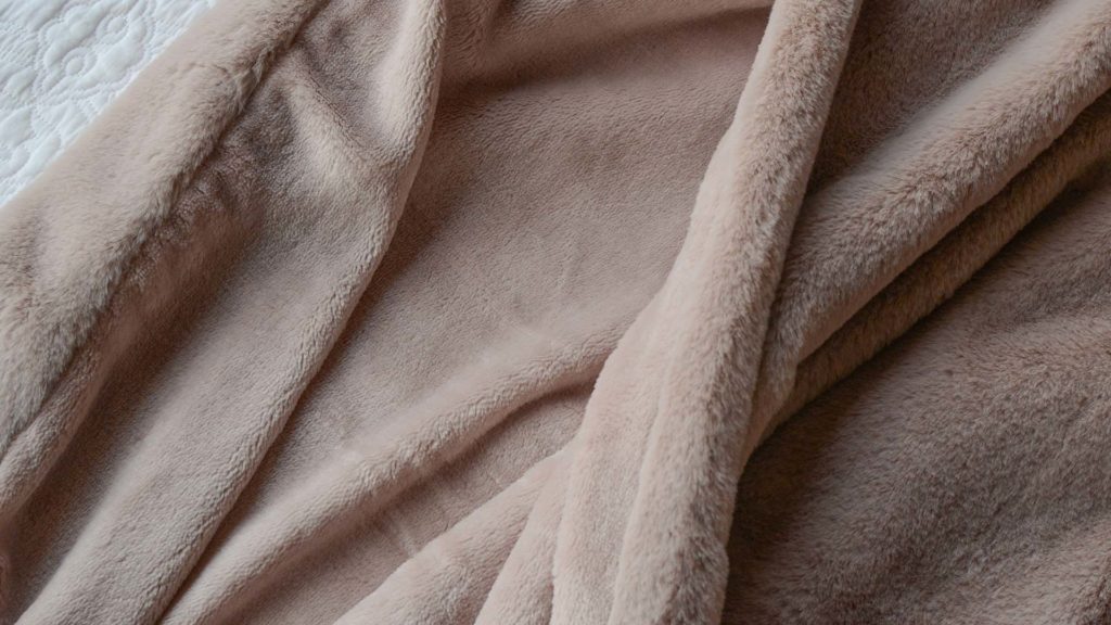 plush-faux-fur-throw-dusty-pink-close-up