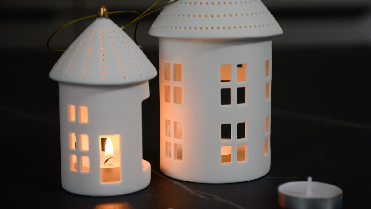 Round house-shaped hanging tea light lanterns in matt porcelain