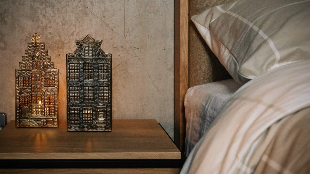 presses metal house shaped lanterns with shetland bed