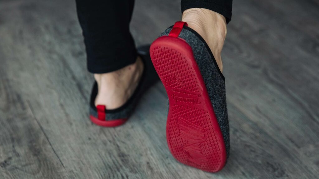 Felt look slippers made from recycled plastic and with natural rubber soles in dark grey and raspberry red