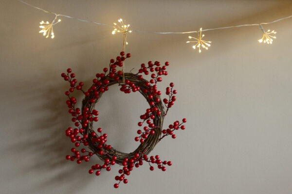 red berry wreath 1920
