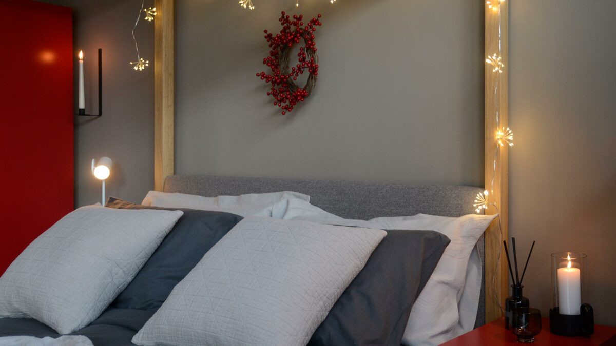 Christmas wreath on four poster bed