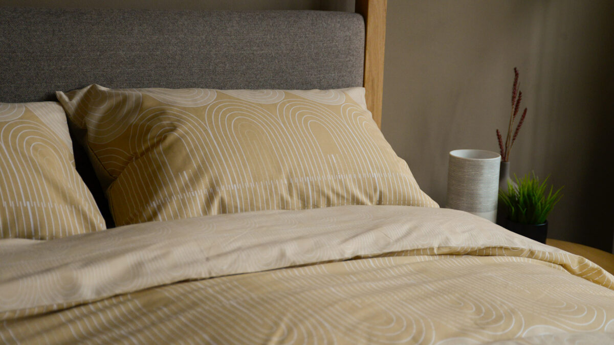 retro arch print duvet set in honey