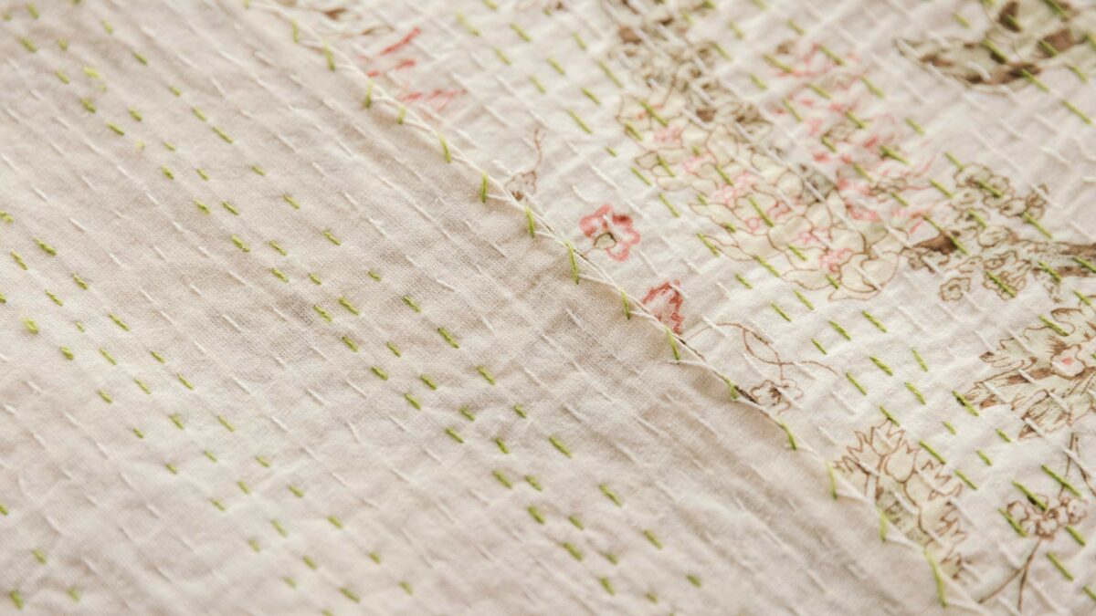 reversibel kantha throw detail ivory