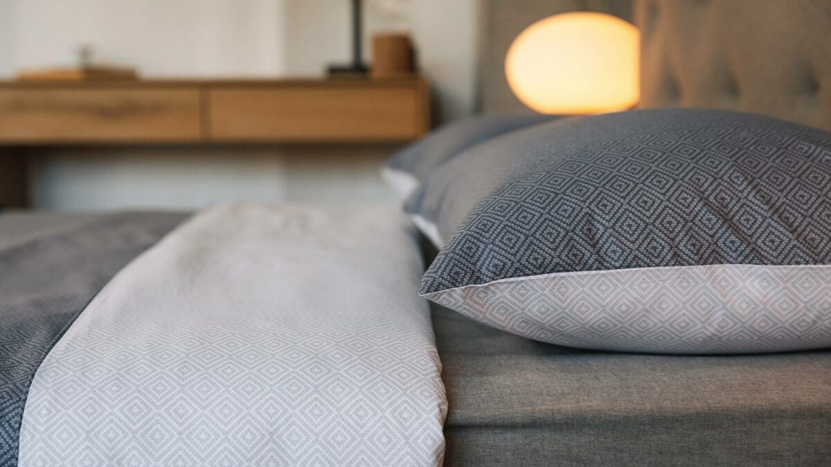 reversible duvet set grey diamond pattern detail