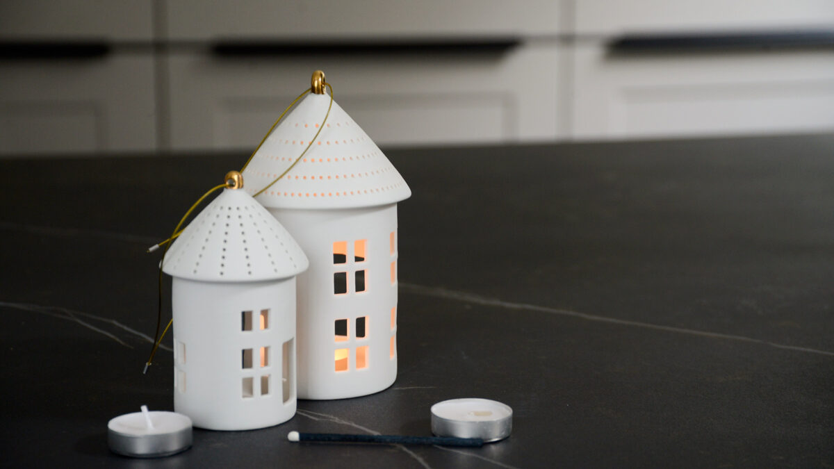 Round house-shaped hanging tea light lanterns in matt porcelain