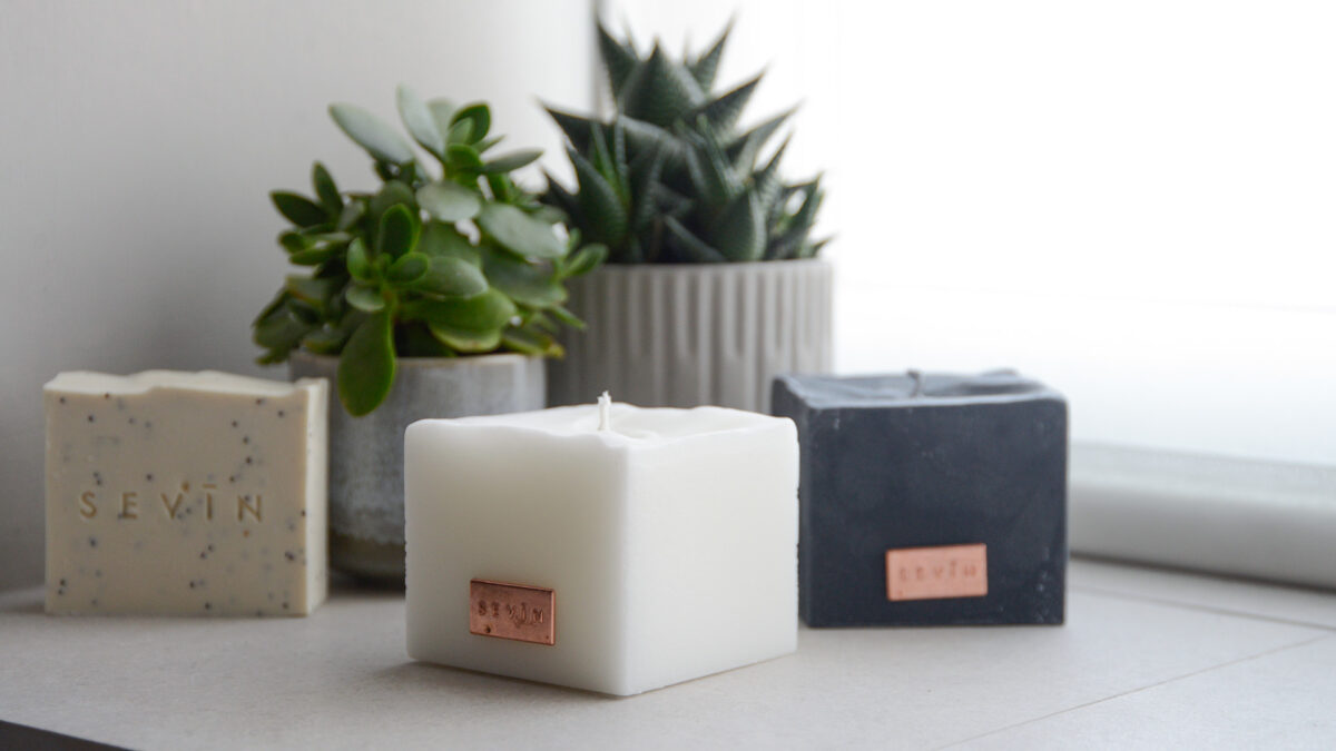 scented candles in porcelain white and marble black