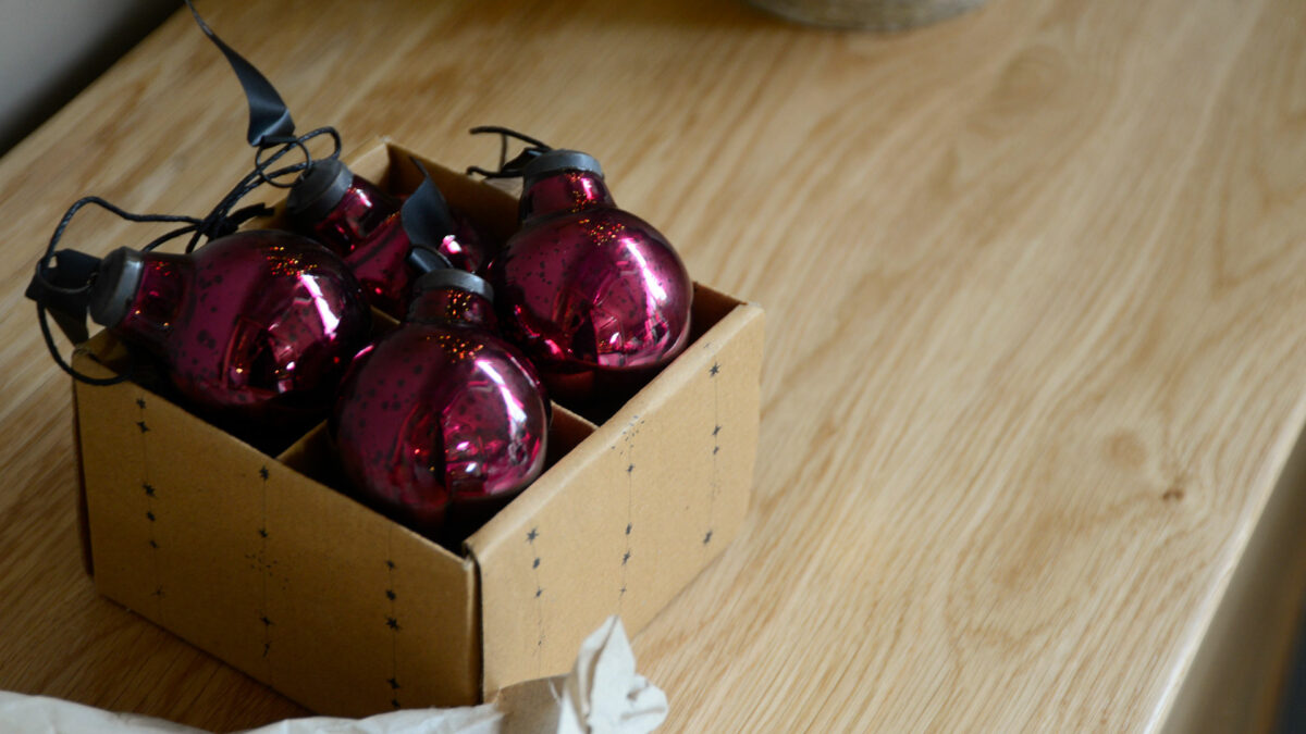 set of 4 vintage look baubles in deep pink