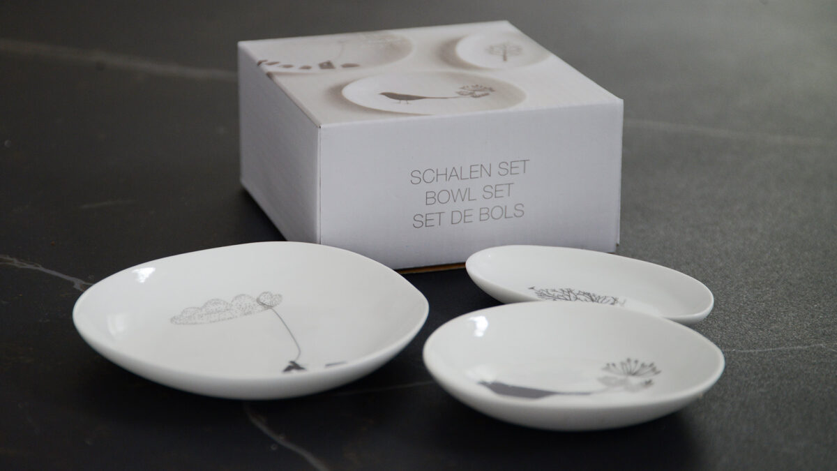 set of three small dishes silver motifs