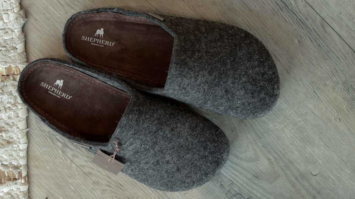 felted wool clog style slippers for men in charcoal grey