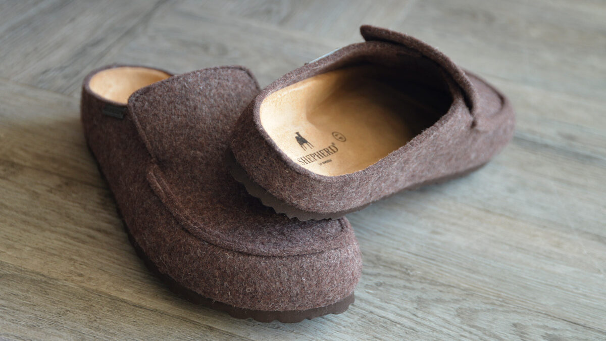 Elasticated Men's Brown Slippers - Image 7
