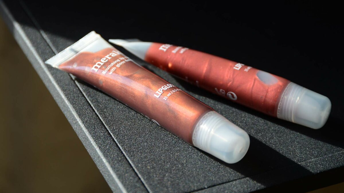 nourishing lip gloss in 2 colours