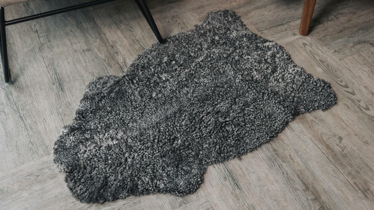 short hair sheepskin in grey