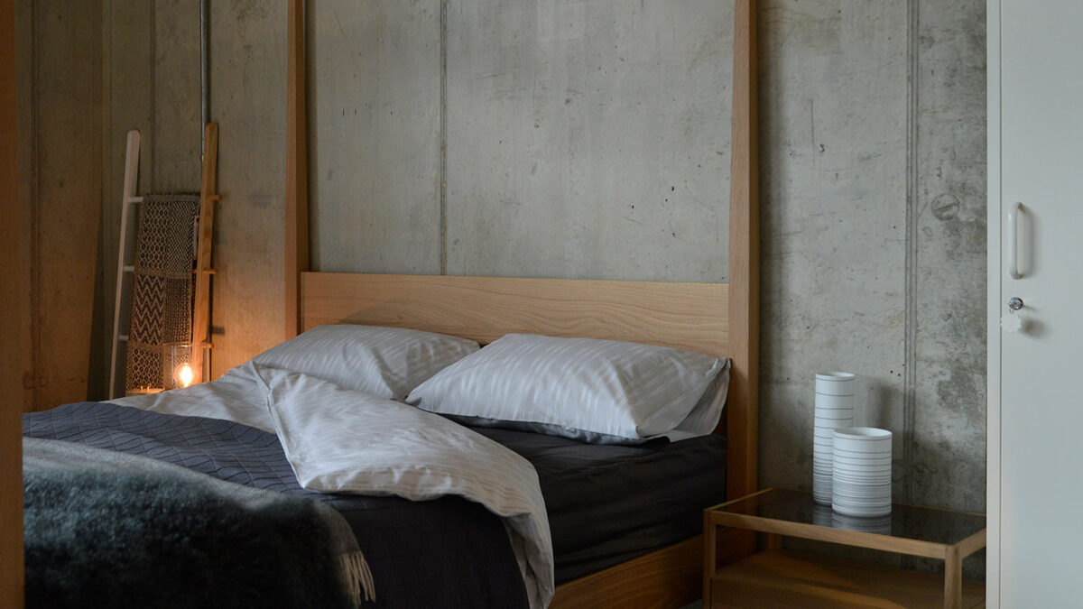 a closer view of the wooden Hatfield bed headboard and tall headboard posts