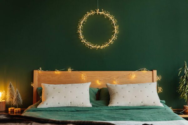 silver starburst wreath and lightstring scaled