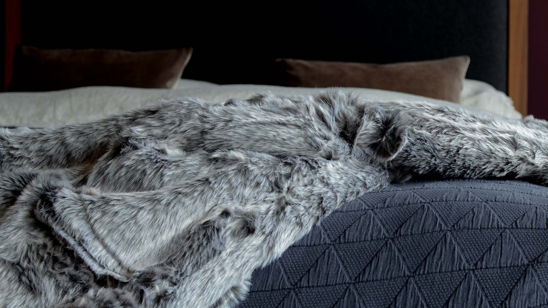 Grey/Silver Wolf Throw Neutral Faux Fur Luxury Blanket & velvet Cushion Cover 