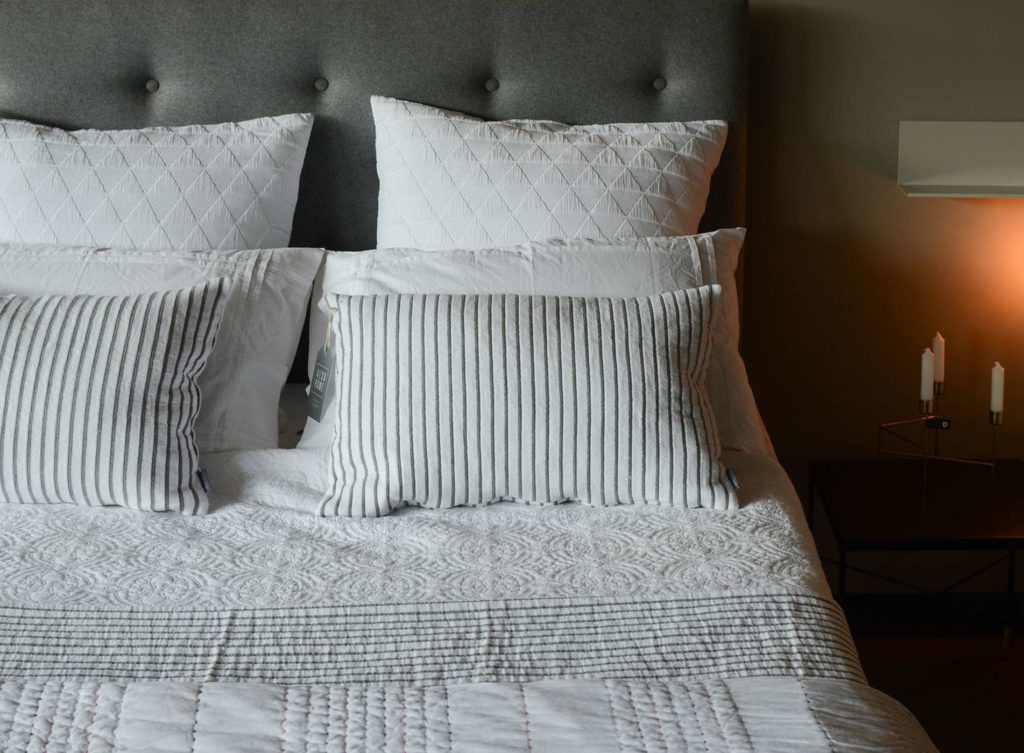 skye-bed-with-white-and-grey-bedding
