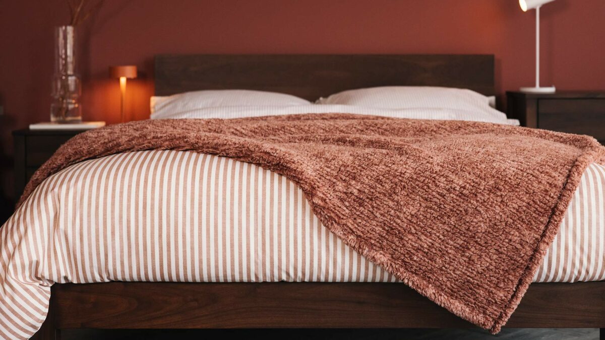 stripoed bedding and fleece brick red 1200
