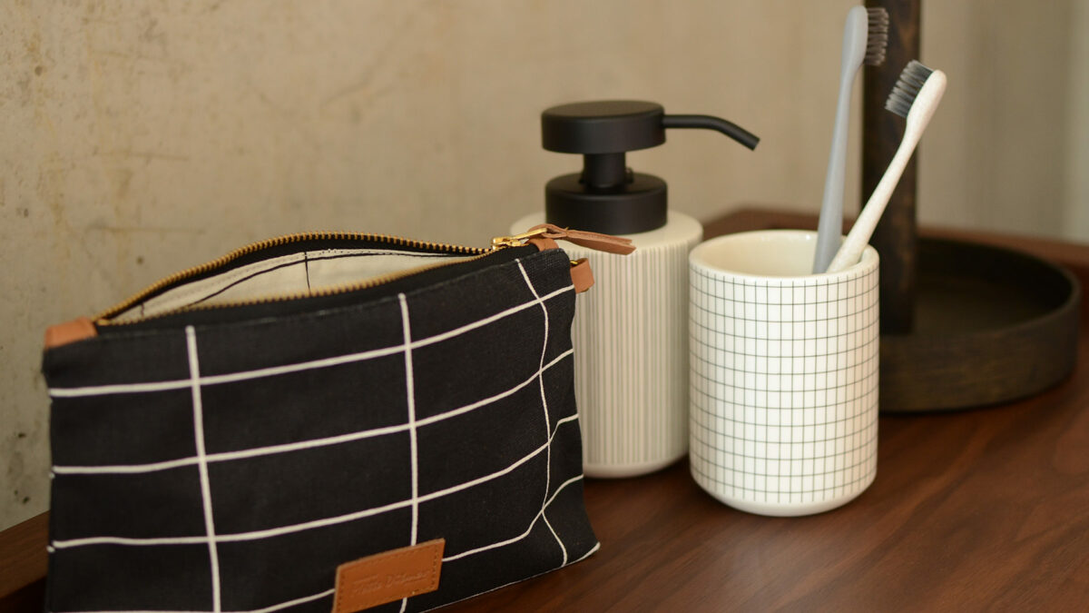 tile design small wash bag with grid bathroom accessories