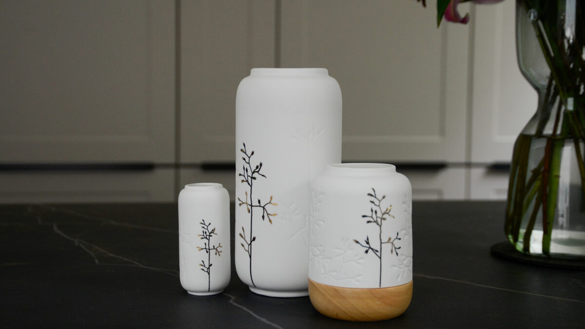 vases and lantern in porcelain with gold decoration